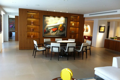 Imagen de salón para visitas abierto minimalista extra grande sin chimenea y televisor con paredes blancas y suelo de baldosas de porcelana
