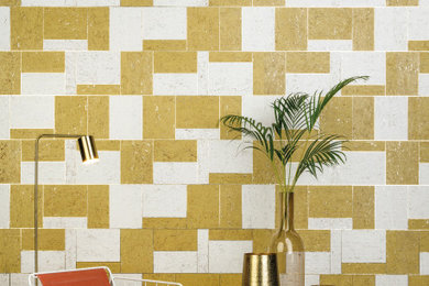 Inspiration pour un salon design avec un mur jaune, moquette et un sol beige.
