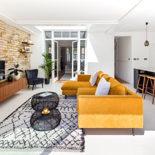 Mittelgroßes, Offenes Klassisches Wohnzimmer mit weißer Wandfarbe, Porzellan-Bodenfliesen, Wand-TV, grauem Boden und Ziegelwänden in London