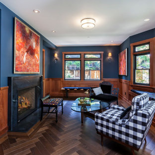 Immagine di un soggiorno stile americano chiuso con sala formale, pareti blu, parquet scuro, camino classico, cornice del camino in pietra e pavimento marrone