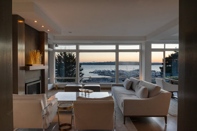 Example of a minimalist living room design in Seattle