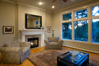 Repräsentatives Uriges Wohnzimmer mit grauer Wandfarbe, hellem Holzboden und Tunnelkamin in Seattle
