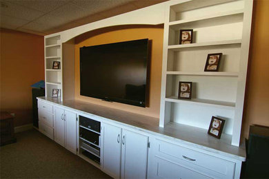 Diseño de salón para visitas cerrado clásico renovado de tamaño medio sin chimenea con paredes amarillas, moqueta y televisor colgado en la pared