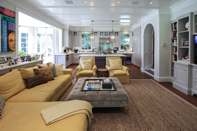 Modelo de salón abierto clásico grande con suelo de madera oscura, paredes grises, pared multimedia y suelo marrón
