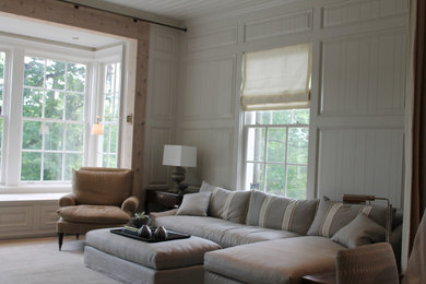 Modelo de salón para visitas cerrado de estilo americano de tamaño medio sin chimenea y televisor con paredes blancas, suelo de madera clara y suelo beige