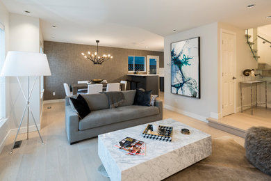 Modelo de salón para visitas abierto contemporáneo de tamaño medio sin chimenea y televisor con paredes marrones, suelo de madera clara y suelo marrón