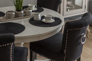 Источник вдохновения для домашнего уюта: столовая среднего размера в стиле неоклассика (современная классика) с серыми стенами