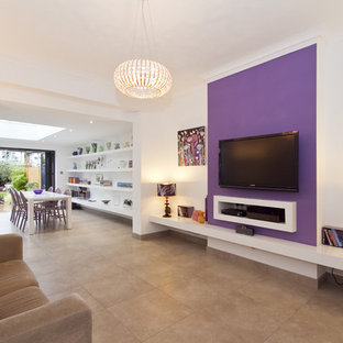 Offenes Modernes Wohnzimmer mit lila Wandfarbe in London