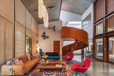 Mittelgroßes, Fernseherloses, Offenes Modernes Wohnzimmer mit weißer Wandfarbe, Marmorboden und grauem Boden in Bangalore