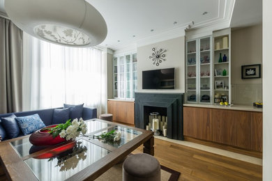 Идея дизайна: парадная гостиная комната в современном стиле с бежевыми стенами, паркетным полом среднего тона, телевизором на стене и коричневым полом