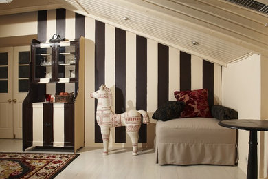 Diseño de salón tradicional con paredes beige y alfombra