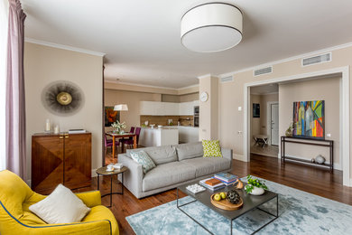 Ejemplo de salón abierto clásico renovado grande con paredes beige y suelo de madera en tonos medios