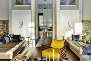 Свежая идея для дизайна: гостиная комната в стиле неоклассика (современная классика) с тюлем на окнах - отличное фото интерьера