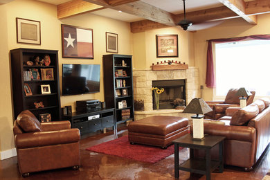 オースティンにある高級な中くらいなトラディショナルスタイルのおしゃれなLDK (コンクリートの床、コーナー設置型暖炉、石材の暖炉まわり、壁掛け型テレビ、ベージュの壁) の写真