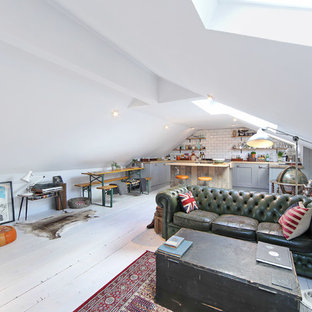 Ispirazione per un piccolo soggiorno boho chic aperto con pavimento in legno verniciato, sala formale, pareti bianche e nessun camino