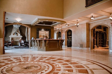Diseño de salón para visitas tradicional grande con paredes marrones, suelo de mármol, todas las chimeneas, marco de chimenea de piedra y suelo marrón