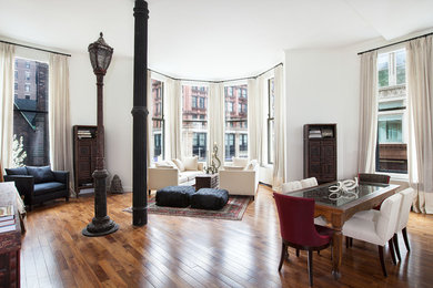 Foto de salón abierto contemporáneo con paredes blancas y suelo de madera en tonos medios