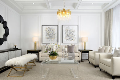 Cette image montre un salon traditionnel avec un mur blanc, parquet foncé et un sol marron.