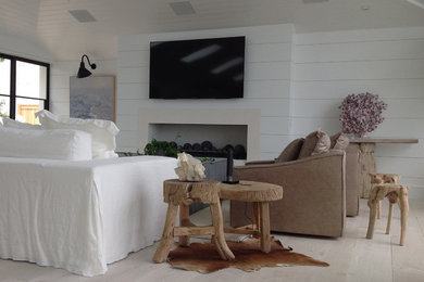 Großes, Repräsentatives, Offenes Modernes Wohnzimmer mit TV-Wand, weißer Wandfarbe, hellem Holzboden, Gaskamin, gefliester Kaminumrandung und braunem Boden in Los Angeles