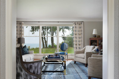 Foto di un soggiorno chic di medie dimensioni e chiuso con pareti beige, pavimento in legno massello medio e pavimento marrone