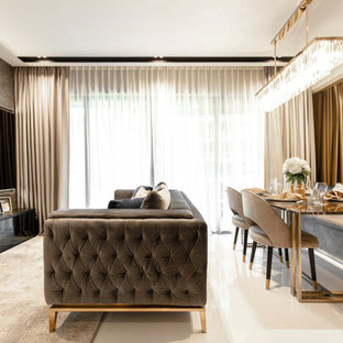 Offenes Klassisches Wohnzimmer ohne Kamin mit beiger Wandfarbe, Multimediawand, beigem Boden und eingelassener Decke in Singapur