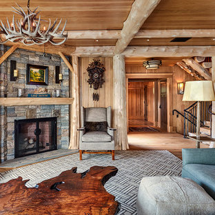 Diseño de salón rural con paredes beige, chimenea de esquina, marco de chimenea de piedra y suelo marrón