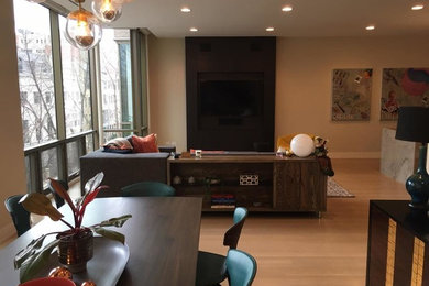 На фото: открытая гостиная комната среднего размера в стиле неоклассика (современная классика) с бежевыми стенами, светлым паркетным полом, телевизором на стене и коричневым полом без камина