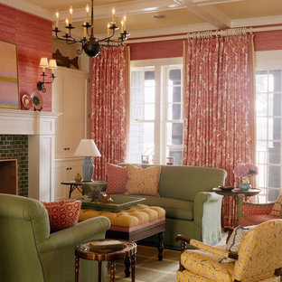 Klassisches Wohnzimmer mit roter Wandfarbe in Boston