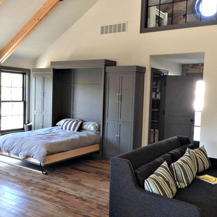 Ispirazione per un soggiorno industriale di medie dimensioni e stile loft con sala formale, pareti bianche, parquet scuro, nessun camino e nessuna TV