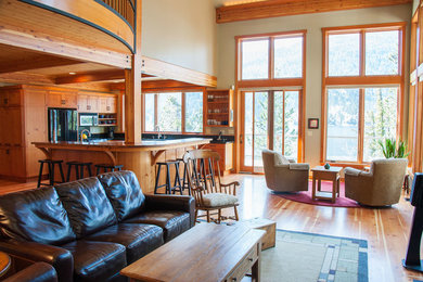 Imagen de salón para visitas abierto de estilo americano de tamaño medio sin televisor con paredes grises, suelo de madera clara y suelo marrón
