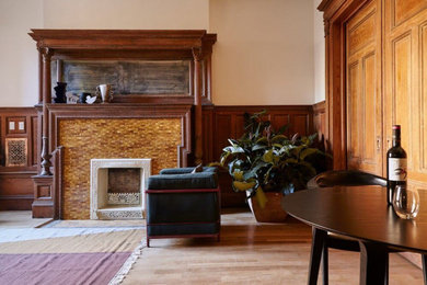 Diseño de salón para visitas abierto contemporáneo extra grande sin televisor con paredes beige, suelo de madera en tonos medios, todas las chimeneas, marco de chimenea de baldosas y/o azulejos y suelo marrón