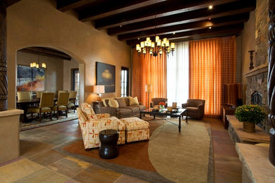 アルバカーキにある高級な広いトラディショナルスタイルのおしゃれなLDK (黄色い壁、標準型暖炉、石材の暖炉まわり、テレビなし、スレートの床) の写真