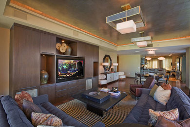 Offenes Wohnzimmer mit braunem Holzboden und Multimediawand in Las Vegas