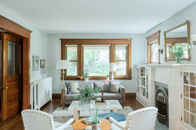 Idéer för mellanstora vintage vardagsrum, med blå väggar, en standard öppen spis och en spiselkrans i trä
