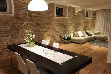 На фото: открытая гостиная комната среднего размера в стиле модернизм с белыми стенами и светлым паркетным полом