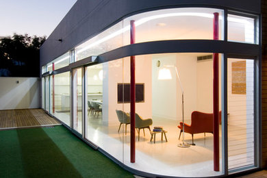 Mittelgroßes, Offenes Modernes Wohnzimmer mit weißer Wandfarbe und Betonboden in Adelaide