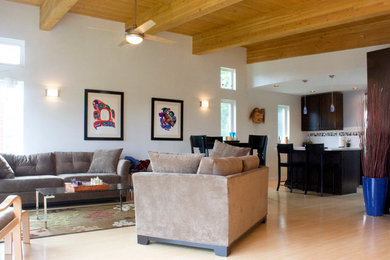 Foto de salón tipo loft moderno de tamaño medio con paredes blancas y suelo de bambú