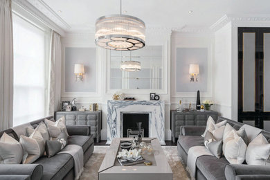 ロンドンにある高級な広いトラディショナルスタイルのおしゃれなリビング (白い壁、濃色無垢フローリング、標準型暖炉、石材の暖炉まわり、テレビなし、茶色い床、壁紙) の写真