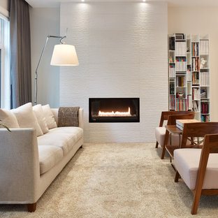 Foto di un piccolo soggiorno minimal aperto con libreria, pareti beige, moquette, camino lineare Ribbon e nessuna TV
