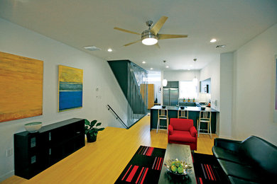 Ejemplo de salón abierto contemporáneo con suelo de bambú