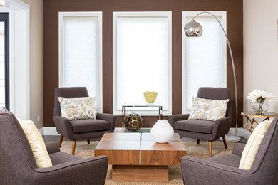 Imagen de salón para visitas abierto minimalista de tamaño medio sin chimenea y televisor con paredes multicolor y suelo de madera oscura