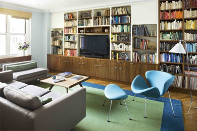 Стильный дизайн: гостиная комната в стиле модернизм с с книжными шкафами и полками, синими стенами и мультимедийным центром - последний тренд