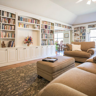 Große, Offene Klassische Bibliothek mit weißer Wandfarbe, Laminat, Multimediawand und braunem Boden in Dallas