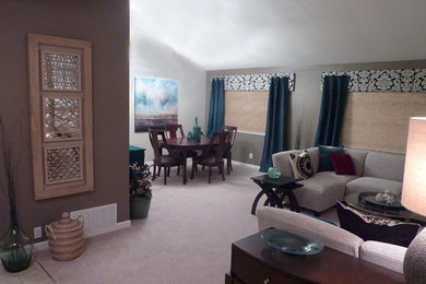Aménagement d'un salon classique ouvert avec une salle de réception, un mur gris, un sol en carrelage de céramique et un téléviseur encastré.
