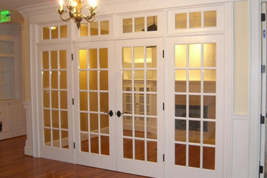 Foto de salón cerrado de tamaño medio con paredes blancas y suelo de madera en tonos medios