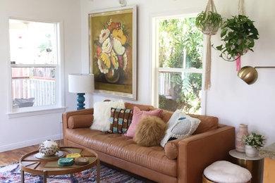 Stilmix Wohnzimmer mit weißer Wandfarbe, braunem Holzboden und braunem Boden in Los Angeles