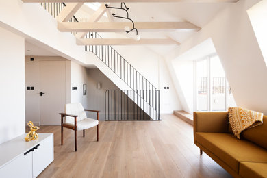 Diseño de salón contemporáneo con suelo de madera clara