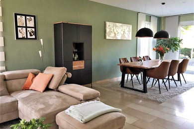 Mittelgroßes, Offenes Industrial Wohnzimmer ohne Kamin mit grüner Wandfarbe und Travertin in Sonstige