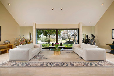 Ejemplo de salón para visitas abierto actual extra grande sin chimenea y televisor con paredes beige y suelo de mármol