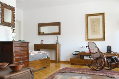 Ejemplo de salón abierto ecléctico pequeño con paredes blancas y suelo de madera clara